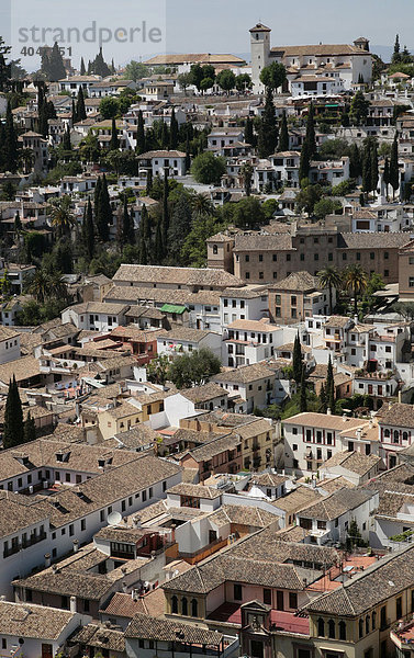 Blick von der Alhambra in Granada auf die Häuser des alten Stadtkerns  Granada  Andalusien  Spanien  Europa