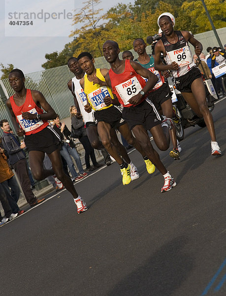 Spitzengruppe mit dem späteren Gewinner und Weltrekordhalter Haile Gebrselassie beim Berlin Marathon 2008 bei Kilometer 7  Berlin  Deutschland  Europa