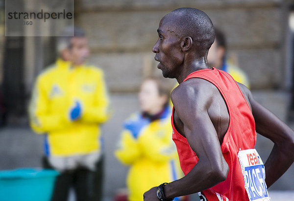 Schwarzafrikanischer Teilnehmer beim Berlin Marathon 2008 bei Kilometer 40  Berlin  Deutschland  Europa
