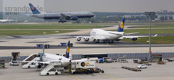 Blick von der Besucherterrasse des Frankfurter Flughafen auf Teilbereiche der Start- und Landebahn  Frankfurt am Main  Hessen  Deutschland  Europa