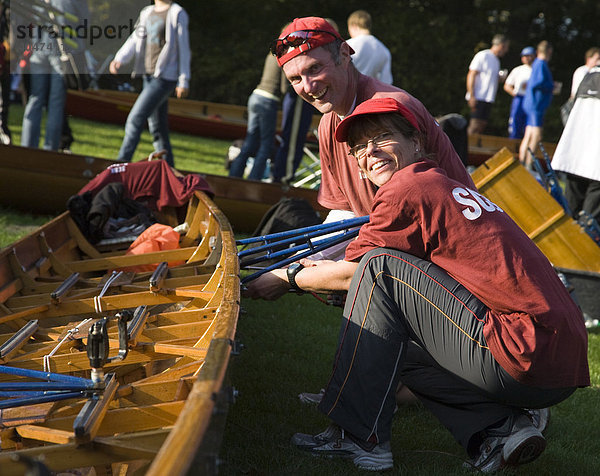 Teilnehmer bei einem Ruderevent in Berlin legen letzte Hand an ihrem Ruderboot an  Berlin  Deutschland  Europa
