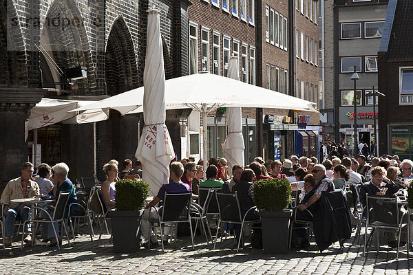 Straßencafe im Frühjahr in der Lübecker Innenstadt  Schleswig-Holstein  Deutschland  Europa