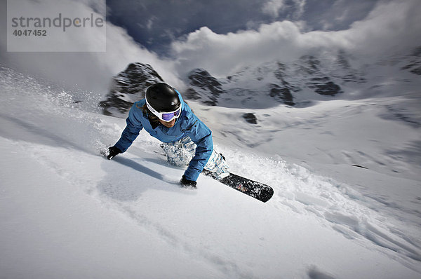 Skifahrer  Bewegung  hohe Dynamik  Action  dramatische Wolken hinten  St. Moritz  Diavolezza  Schweiz  Europa