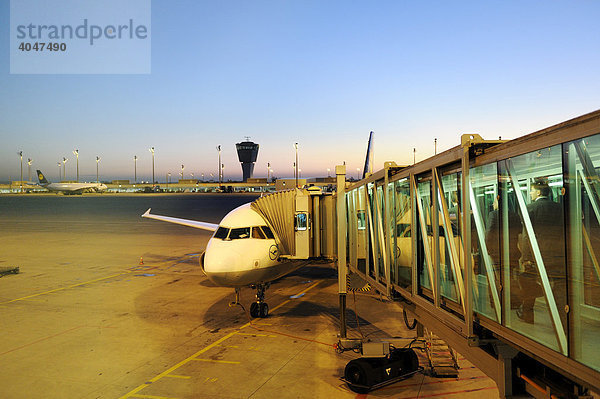 Boarding am frühen Morgen bei Sonnenaufgang  Passagiere steigen in Flugzeug ein  Flughafen München  Bayern  Deutschland