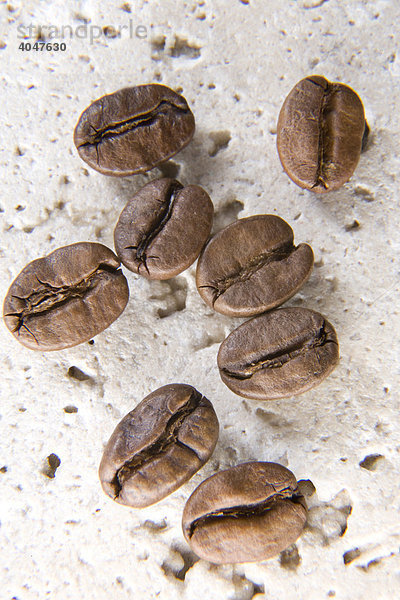 Kaffeebohnen auf Steinuntergrund