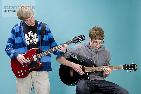 Zwei Jungs beim Gitarre spielen