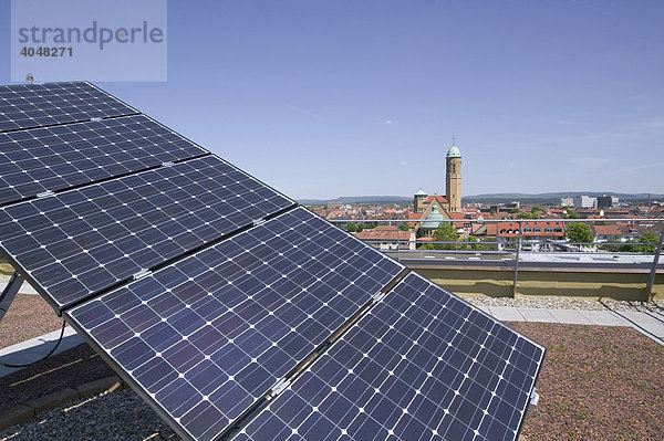 Solaranlage auf dem Dach der Bamberger Stadtwerke  hinten die Ottokirche  Bamberg  Bayern  Deutschland  Europa