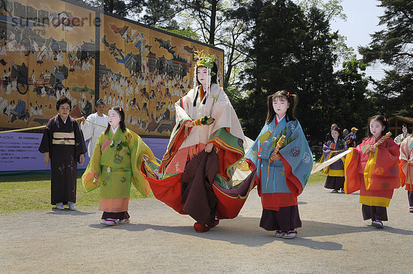 Saio dai mit Hofstaat  Hauptfigur des Aoi-Festes in der Tracht der Heian Periode im Kamigamo Schrein  Kyoto  Japan  Asien