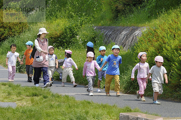 Kindergarten youchien  Kinder 2-5 Jahre bei einem Erkundungsausflug am Kamu Fluss  Kyoto  Japan  Asien