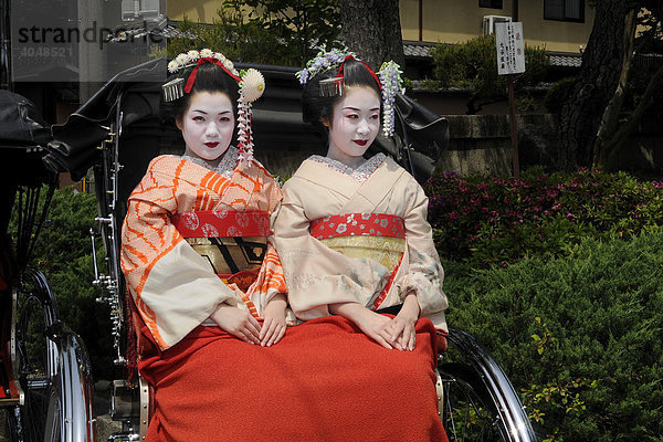 Maikos  Geishas in Ausbildung  auf Rikschafahrt durch die Altstadt von Kyoto  Japan  Asien