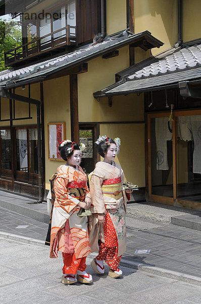 Maikos  Geishas in Ausbildung gehen durch die Altstadt von Kyoto  Japan  Asien