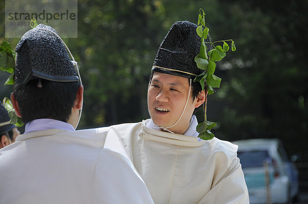 Shintoistischer Priester mit Malvenblättern an der Kopfbedeckung  im Kamigamo Schrein  Kyoto  Japan  Asien