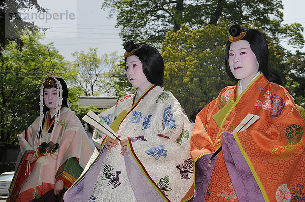 Hofdamen aus dem Hofstaat der Saio dai in Kimonos und Haartracht der Heian-Periode im Kamigamo Schrein in Kyoto  Japan  Asien