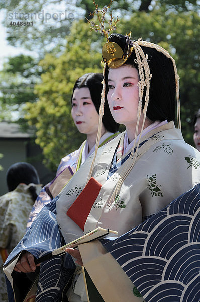 Hofdamen aus dem Hofstaat der Saio dai in Kimonos und Haartracht der Heian-Periode im Kamigamo Schrein in Kyoto  Japan  Asien