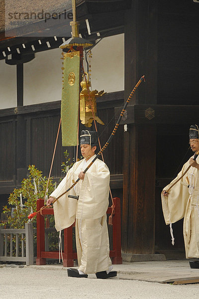 Einmarsch von Bogenschützen im Shimogamo Schrein beim rituellen Bogenschießen zum Anlass des Aoi-Festes  Kyoto  Japan  Asien