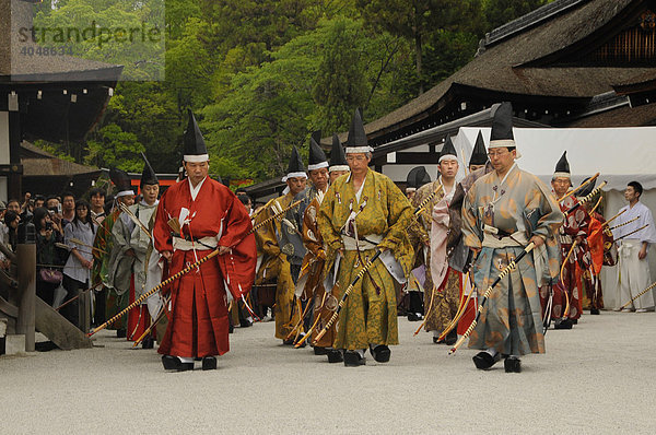 Einmarsch von Bogenschützen im Shimogamo Schrein beim rituellen Bogenschießen zum Anlass des Aoi-Festes  Kyoto  Japan  Asien