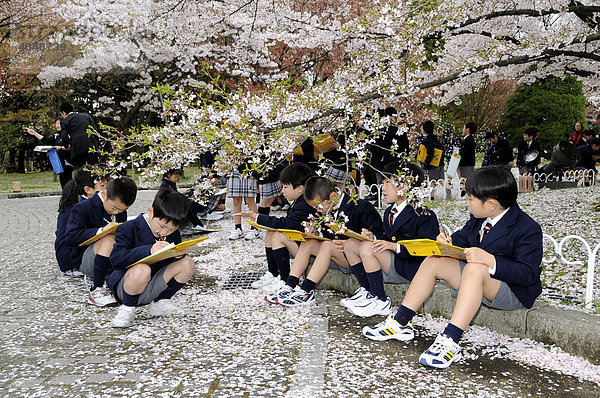 Schüler in Uniform einer Elitegrundschule beim handlungsorientierten Unterricht im Botanischen Garten in Kyoto  Japan  Asien