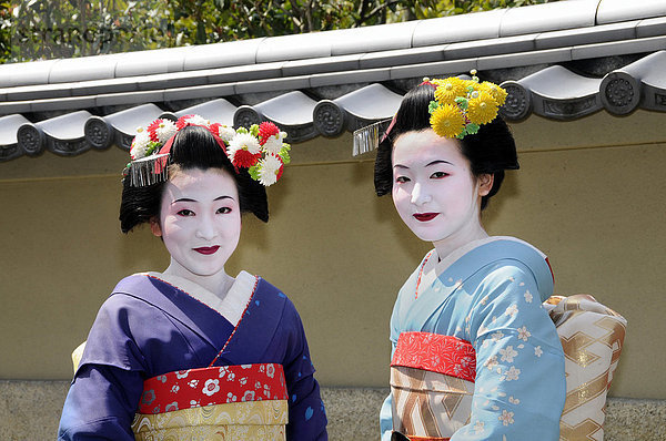 Zwei Maikos  Geishas in Ausbildung  in Kyoto  Japan  Asien