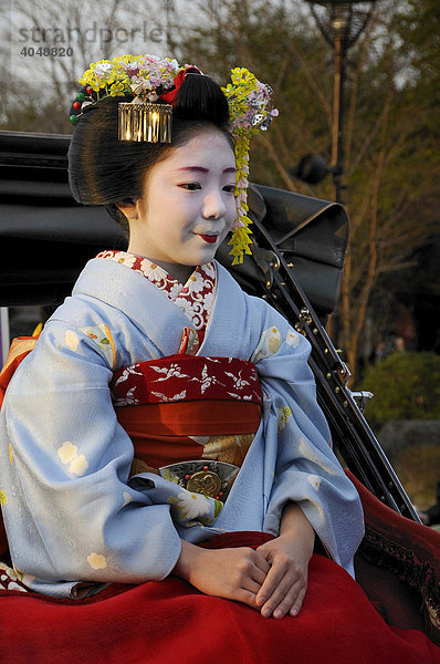 Maiko  Geisha in Ausbildung  sitzt in einer Rikscha  Kyoto  Japan  Asien