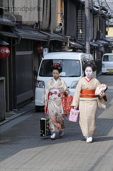 Maikos  Geishas in Ausbildung  im Gion Viertel in Kyoto laufen zur Odori Aufführung  Japan  Asien