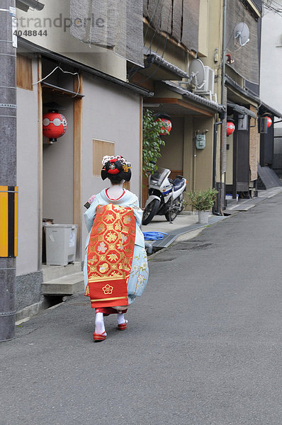 Maiko  Geisha in Ausbildung  im Gion Viertel in Kyoto läuft zur Odori Aufführung  Japan  Asien