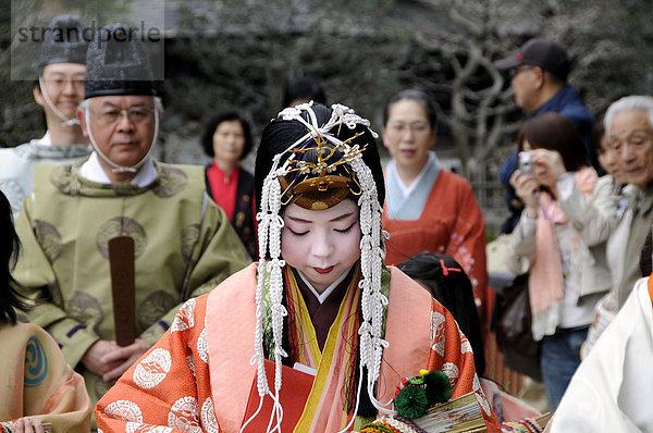 Saio dai  Hauptfigur des Aoi Festes  mit extrem teurem Kimono  geht zu einer schintoistischen Feier im Kamigamo Schrein  Kyoto  Japan  Asien