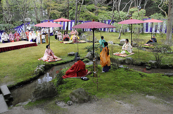 Priester und Frauen in Kimonos der Heian Periode bei einer shintoistischen Feier  Aoi Fest  sitzend an einem heiligen Bach im Kamigamo Schrein in Kyoto  Japan  Asien