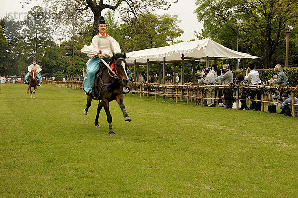Reiterwettkampf bei einem rituellen Pferderennen im Kamigamo Schrein für das Aoi Fest in Kyoto  Japan  Asien