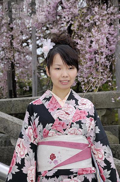 Japanerin im Frühlingskimono während der Kirschblüte  Kyoto  Japan  Asien