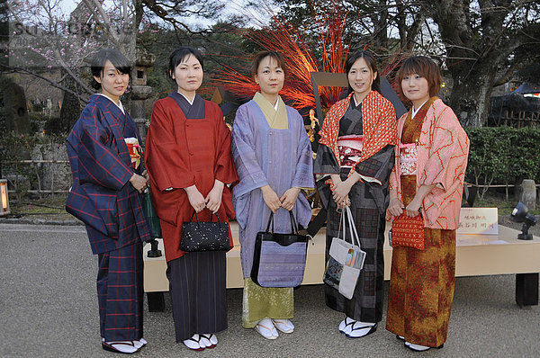 Japanerinnen im Kimono im Maruyama Park  Kyoto  Japan  Asien
