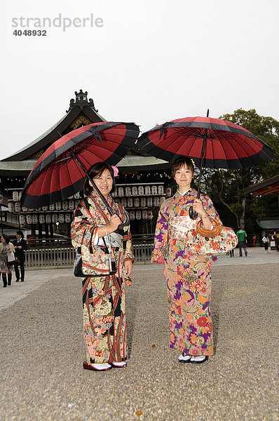 Japanerinnen im Kimono mit Regenschirmen im Maruyama Park  Kyoto  Japan  Asien