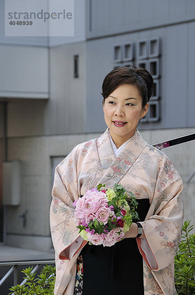 Japanerin im Kimono auf dem Bahnhof in Kyoto  Japan  Asien