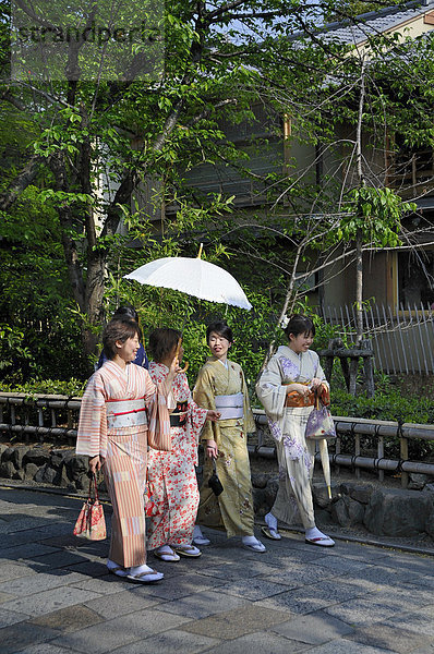 Japanerinnen im Kimono in der Altstadt von Kyoto  Japan  Asien
