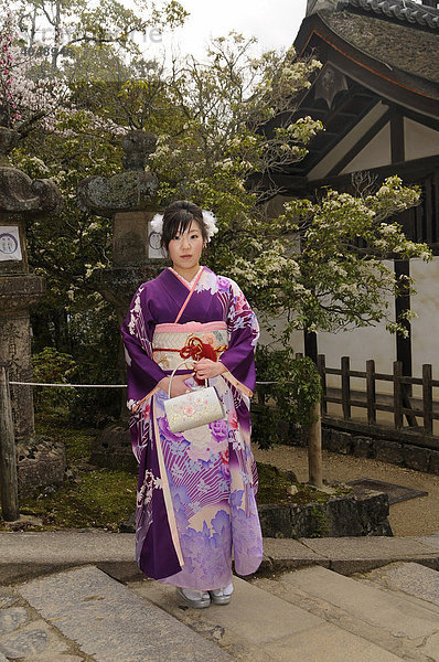 Japanerin im Kimono in einem Tempel  Nara  Japan  Asien