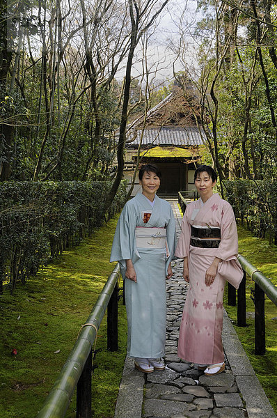 Japanerinnen im Kimono in einem Tempel in Kyoto  Japan  Asien