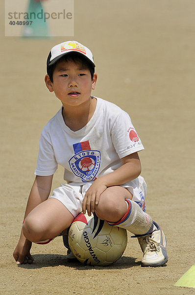 Kind trainiert Fußball bei einem Fußballverein von Kyoto  Japan  Asien