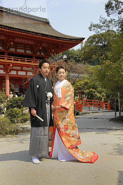 Traditionelles japanisches Brautpaar vor dem Kamigamo Schrein in Kyoto  Japan  Asien