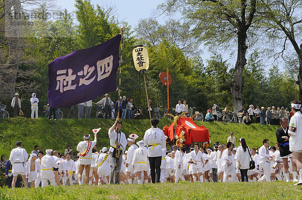 Prozession erreicht den Katsura Fluss ehe die Prozession per Boot fortgesetzt wird  Schreinfest Matsuri des Matsuo Taisha Schreins  Shintoismus  Kyoto  Japan  Asien