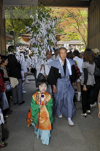 Einzug der Prozessionsteilnehmer in traditioneller Kleidung in den Schrein  Schreinfest Matsuri des Matsuo Taisha Schreins  Shintoismus  Kyoto  Japan  Asien