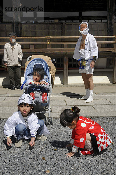 Kinder in traditioneller Kleidung bei der Prozession  Schreinfest Matsuri des Matsuo Taisha Schreins  Shintoismus  Kyoto  Japan  Asien