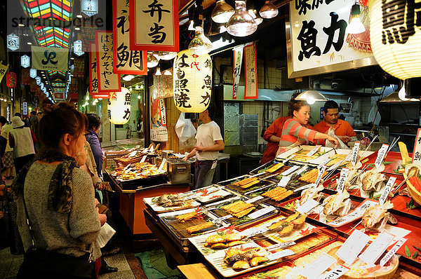 Verkauf von Fisch und Meeresfrüchten auf dem Nishiki Food Market  Kyoto  Japan  Asien