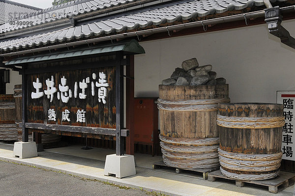 Holzfässer  Tsukemonoki  mit Steinen beschwert zur Herstellung von eingelegtem Gemüse  Tsukemono  Ohara  Japan  Asien