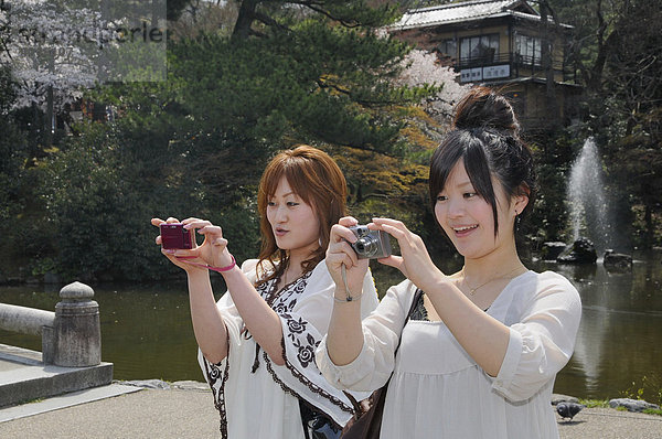 Japanische Jugendliche mit blond gefärbten Haaren und typischer Mode fotografieren im Maruyama Park  Kyoto  Japan  Asien