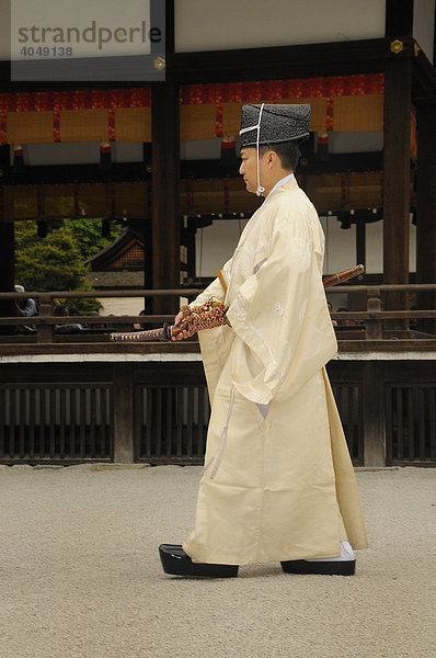 Shintoistischer Priester mit Schwert läuft nach der Andacht zum Tempeltor beim rituellen Bogenschießen im Shimogamo Schrein  Kyoto  Japan  Asien
