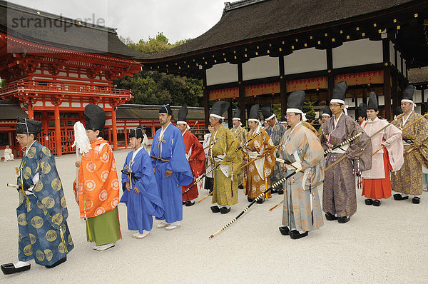 Bogenschützen beim rituellen Bogenschießen im Shimogamo Schrein laufen über den Schreinhof  Kyoto  Japan  Asien