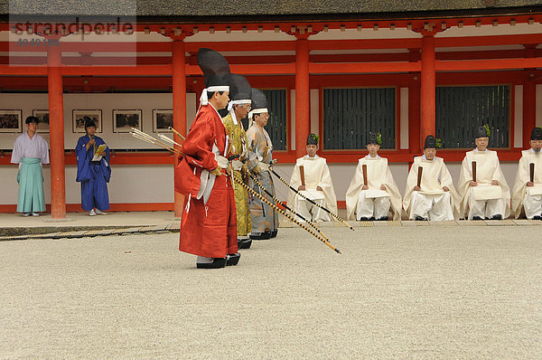 Bogenschützen stehen an der Schussposition beim rituellen Bogenschießen im Shimogamo Schrein  Kyoto  Japan  Asien