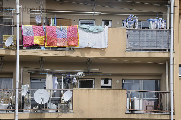 Typische Balkonnutzung als überdachter Wäschetrockner  Abstellfläche  mit Satellitenschüssel  Iwakura bei Kyoto  Japan  Asien