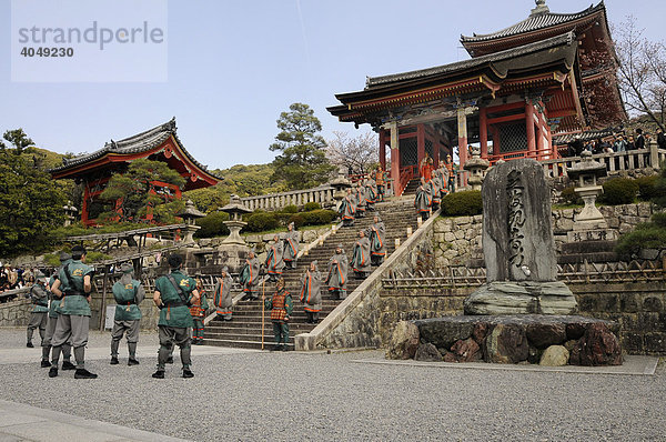 Buddhistische Tempelzeremonie am Kiyomizu-Tempel  Weltkulturerbe  in Kyoto  Japan  Asien