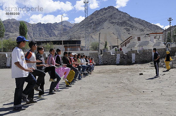 Ladakhischüler trainieren das Marschieren nach indischer Schultradition  Leh  Ladakh  Nordindien  Himalaya  Asien