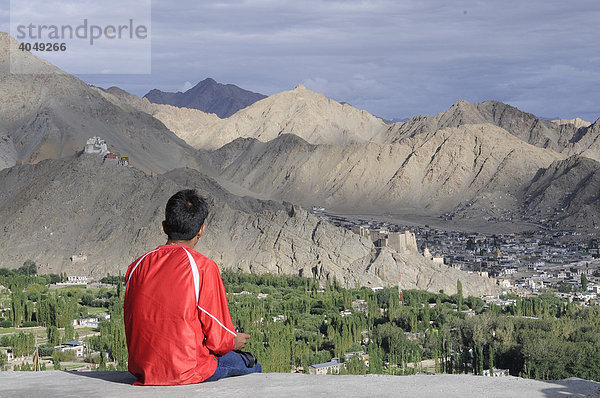 Ladaki blickt auf die Stadt und Oase Leh mit dem Kloster Gonkhang  Ladakh  Nordindien  Himalaja